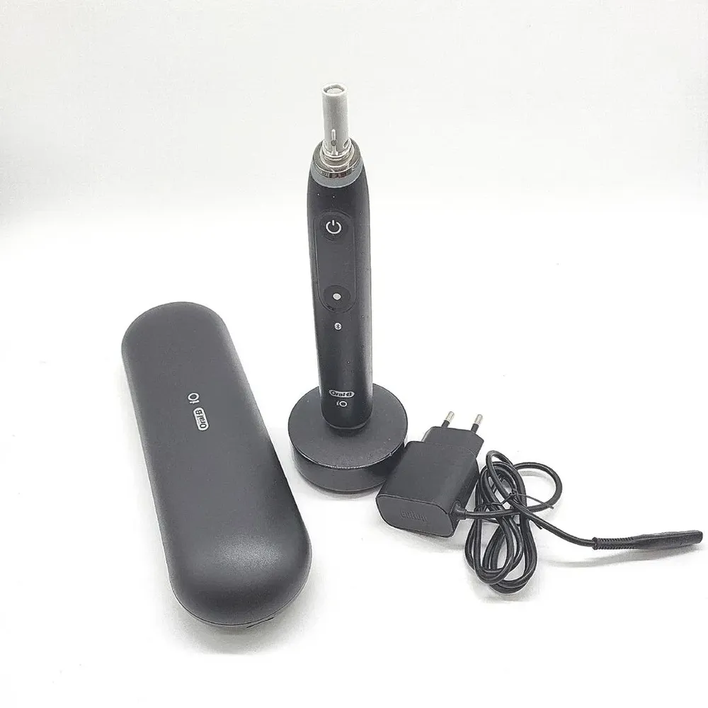 Oral-B iO Series 10 Plus Edition cosmic black + travel case + 3 replacement brush heads - Image 4